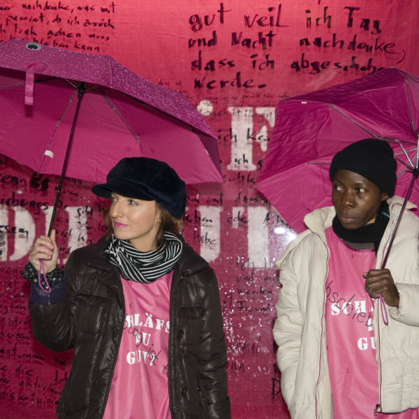Demo: 2 Frauen mit pinkem Schirm