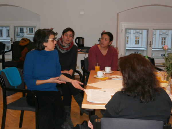 <p>Workshopleiterin Assimina Gouma mit der Medienkünstlerin Lisbeth Kovacic und Haydee Capco, maiz-Deutschkurs Absolventin</p>
