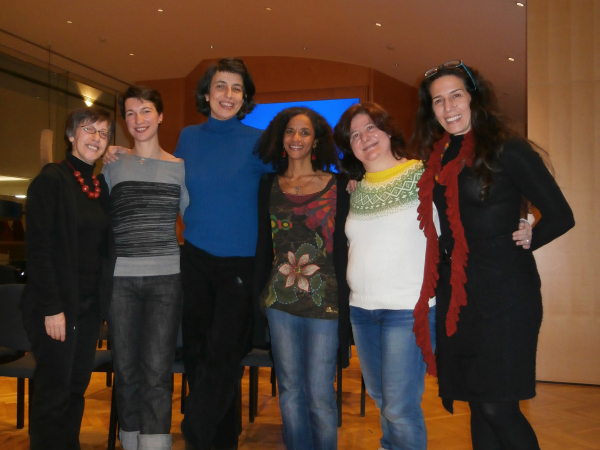 <p>Gruppenfoto: Luzenir Caixeta, Koordinatorin von maiz; Sandra Hochholzer, Projektleiterin Self-defenceIT; Assimina Gouma, Kommunikationswissenschaftlerin; Kim Carrington, maiz, Encarnacion Gutierrez Rodriguez, UNI Manchester; Claudia Lima, Theaterpädagogin.</p>
