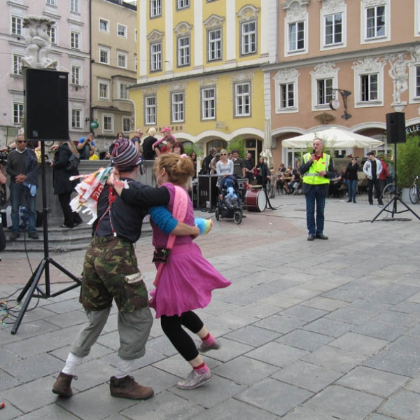 Tanz bei Demo 1.Mai 2010