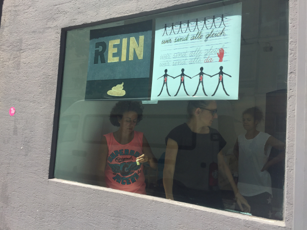 Plakate im Fenster