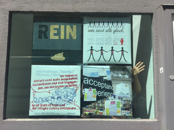 Plakate im Fenster