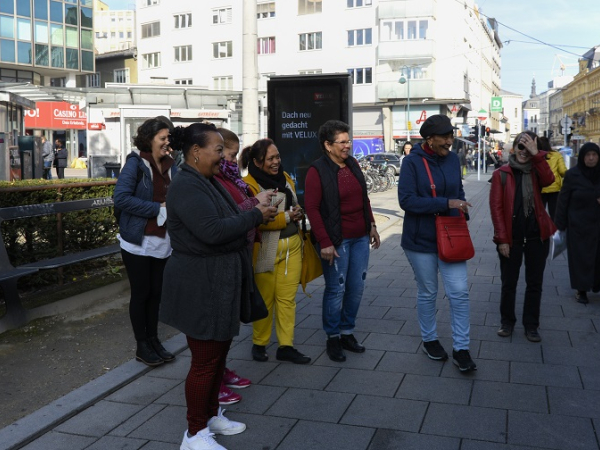 Teilnehmerinnen mit Projektanzeige im öffentlichen Raum