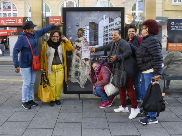 Teilnehmerinnen mit Projektanzeige im öffentlichen Raum