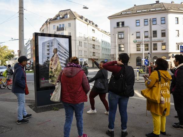 Teilnehmerinnen mit Projektanzeige im öffentlichen Raum