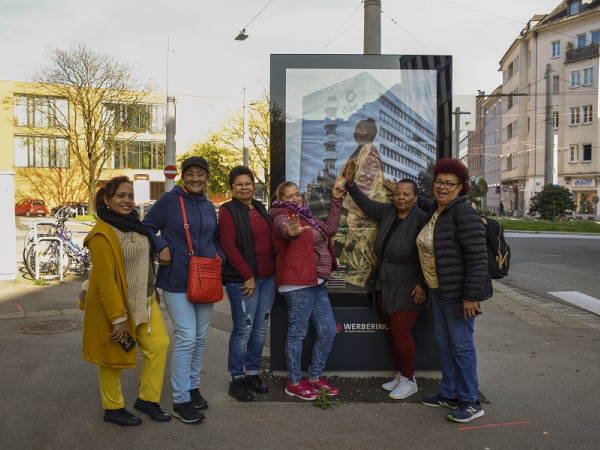 Teilnehmerinnen mit Projektanzeige im öffentlichen Raum