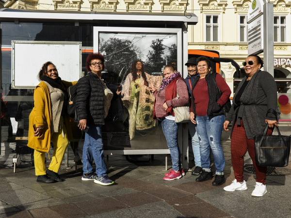 Teilnehmerinnen mit Projektanzeige im öffentlichen Raum