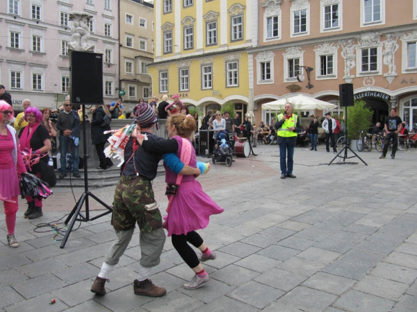 Tanz bei Demo 1.Mai 2010