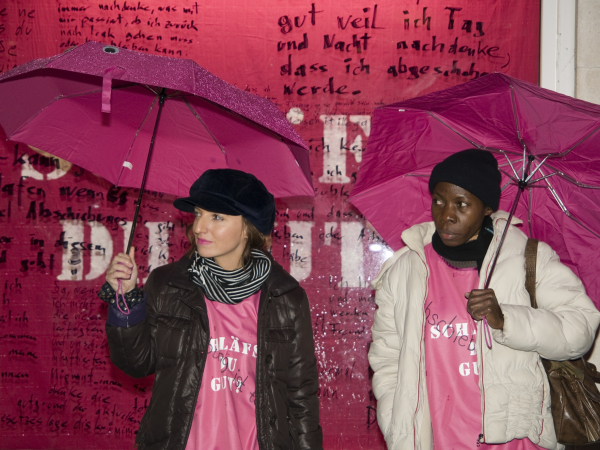 Demo: 2 Frauen mit pinkem Schirm