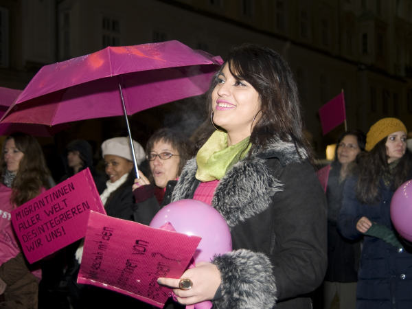 Glückliche Demonstrantinnen