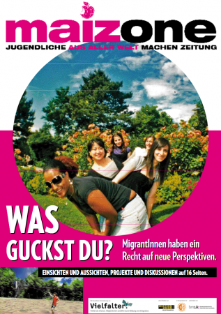 junge Frauen im Park vor Blumenhecken und Bäumen