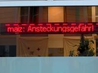 Leuchtreklame "maiz: Ansteckungsgefahr"